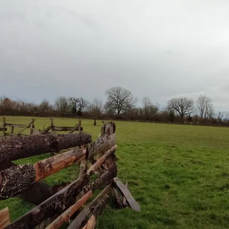 Beau Mobilhome Isole, Style De 40m2 * Lussac-les-Chateaux